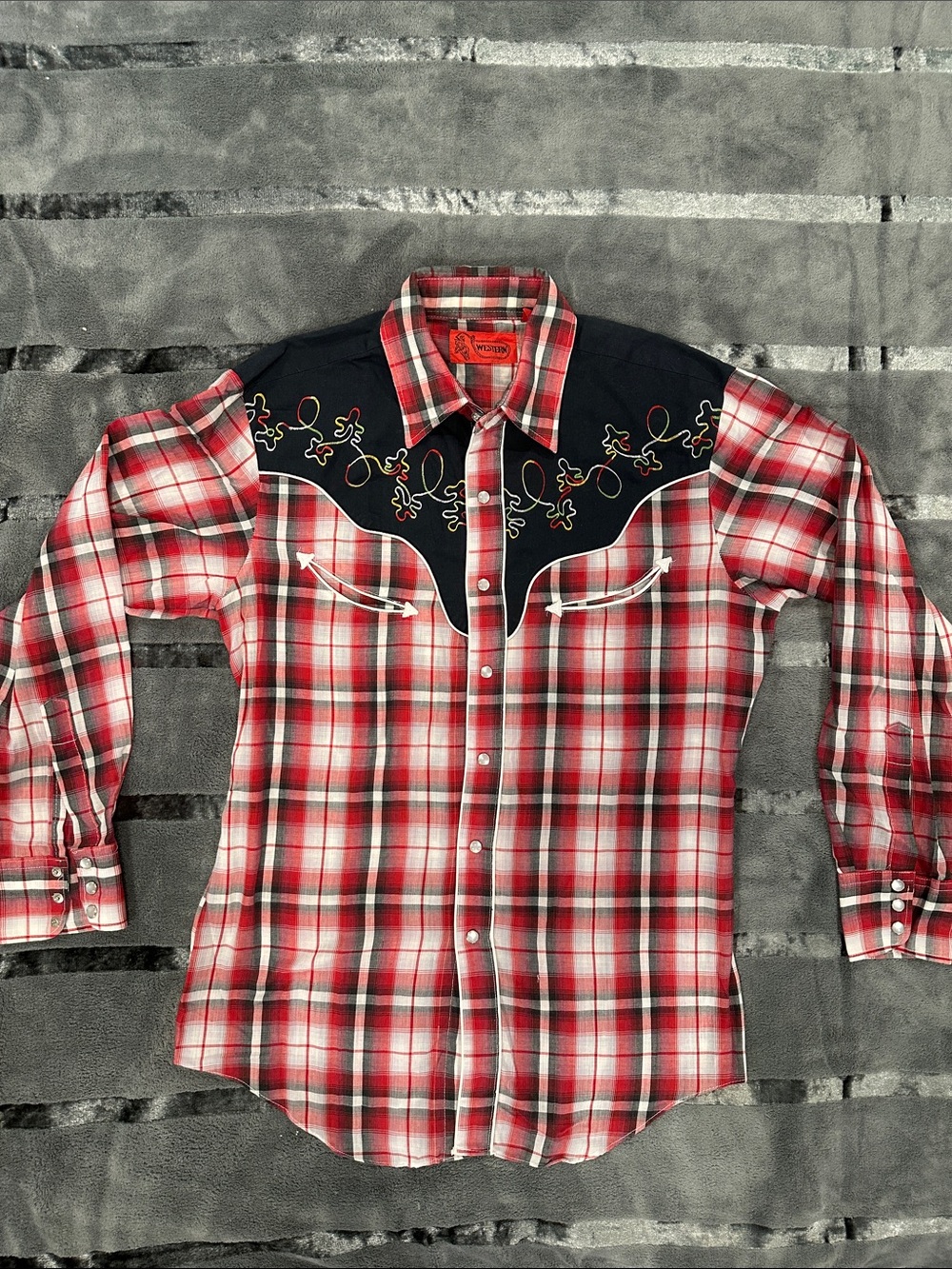 Vintage Red Plaid Western Embroidered Yoke Pearl Snap Smiley Pocket Shirt  M